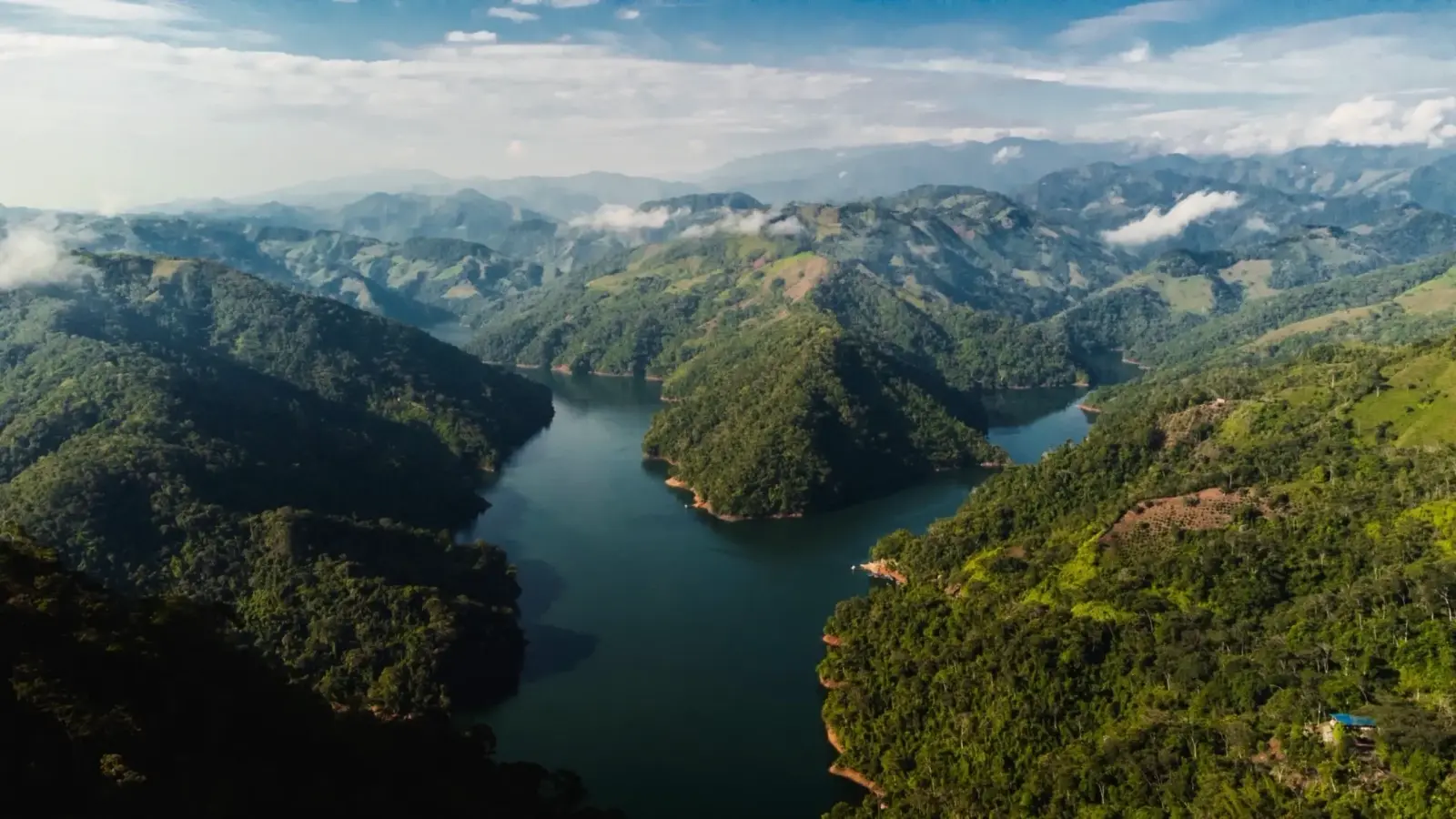 Mirador con vista al Embalse Amaní