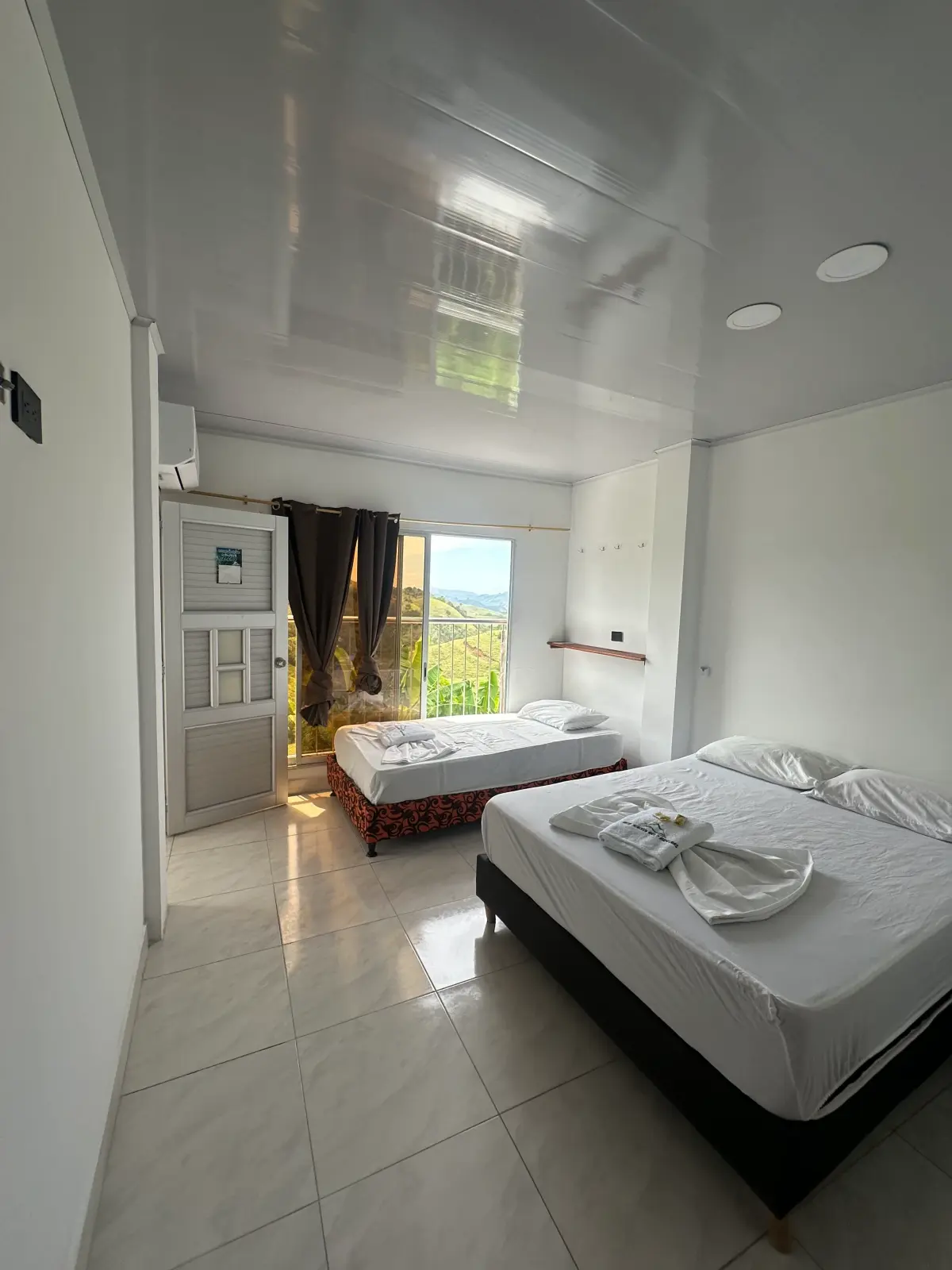 Habitación doble con dos camas sencillas y luz natural