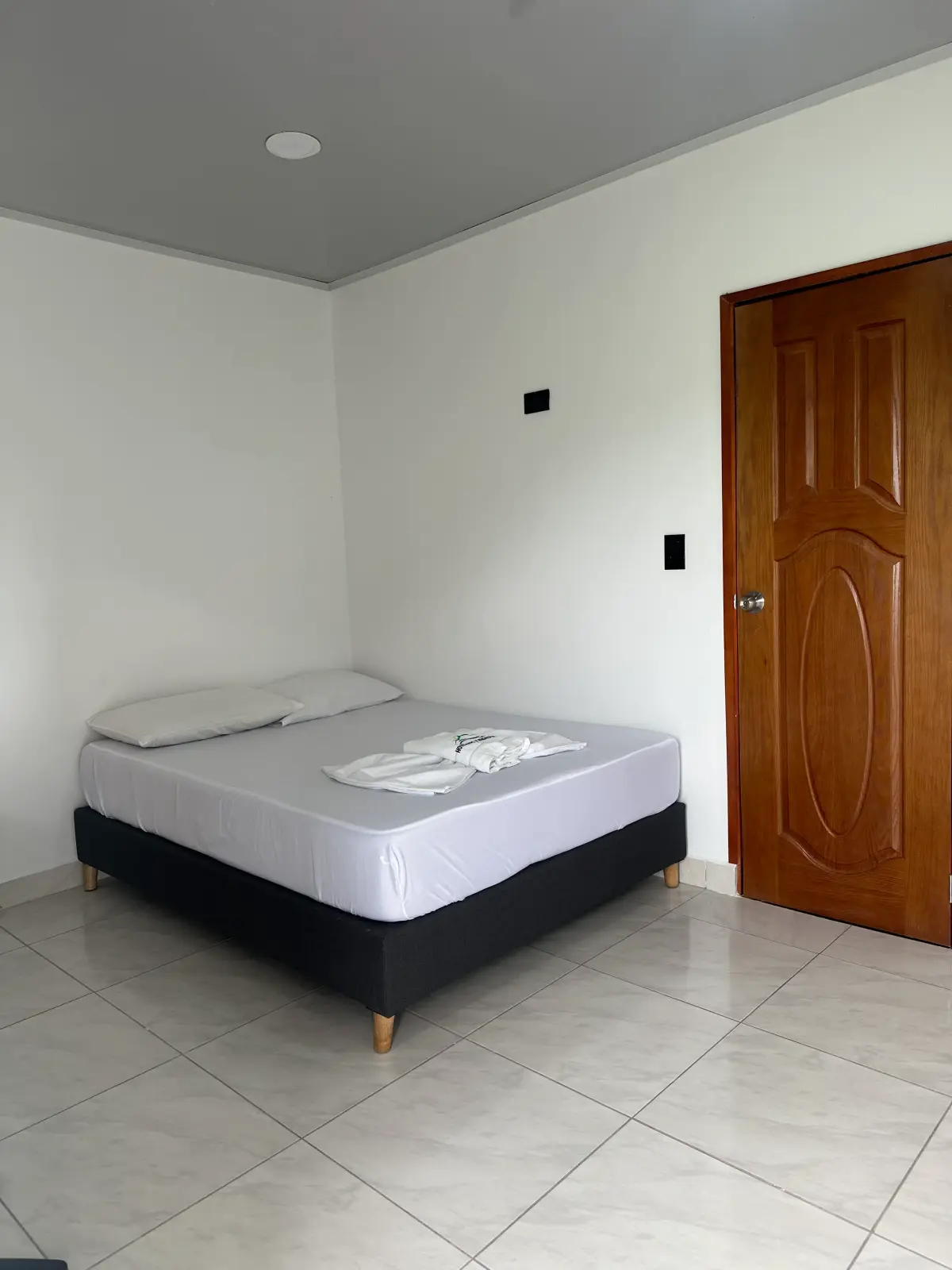 Habitación para pareja con cama doble y luz natural