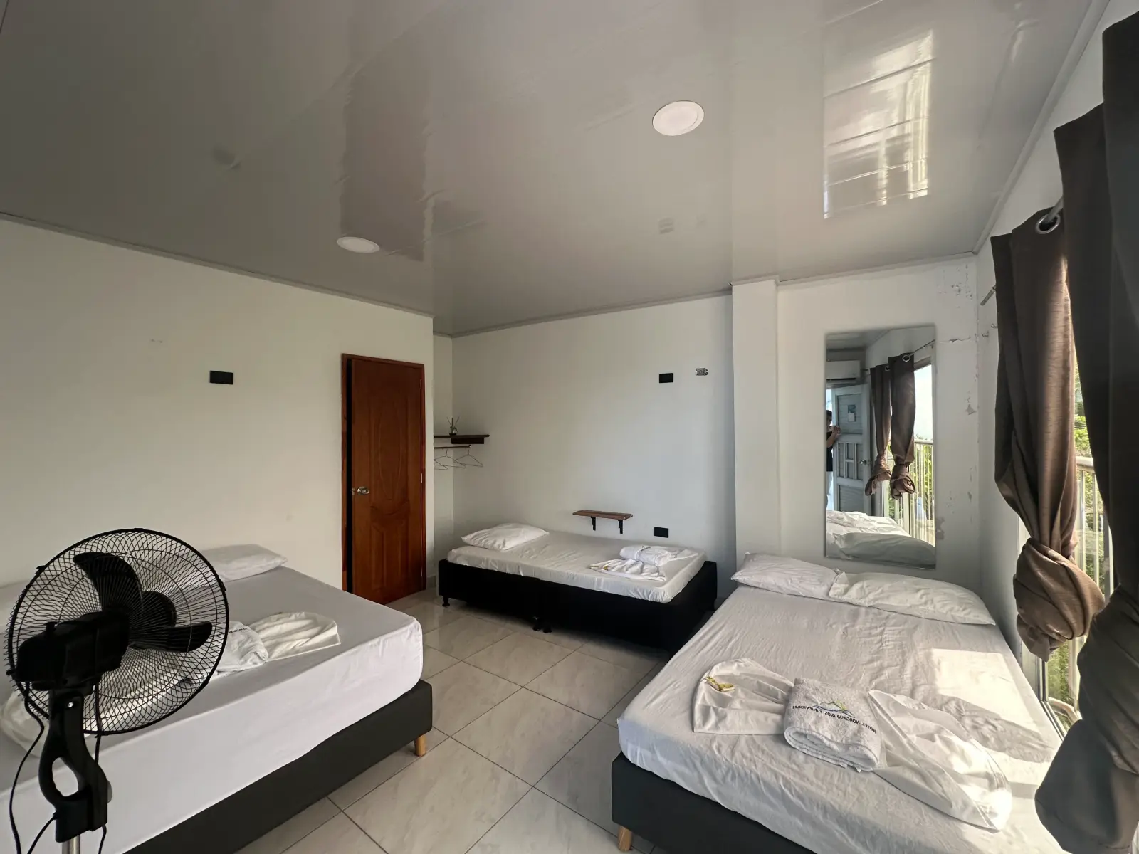Habitación triple con tres camas sencillas para grupos o familias